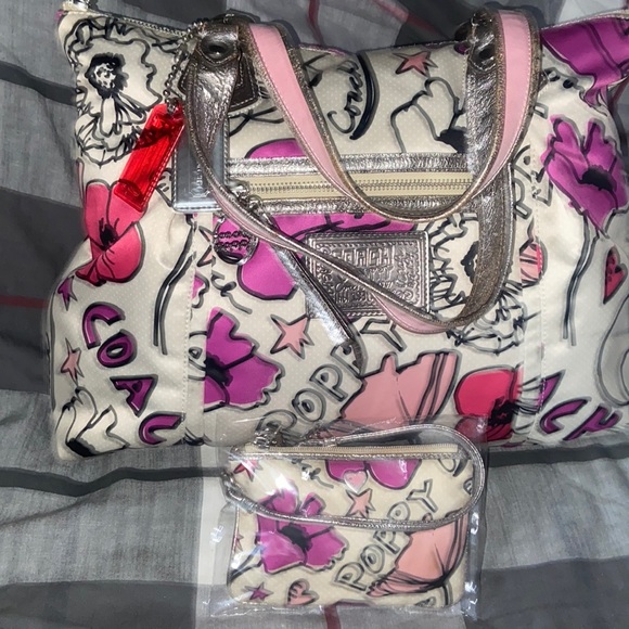 COPY - 👛COACH TOTE & Wristlet 👛 - Picture 4 of 16